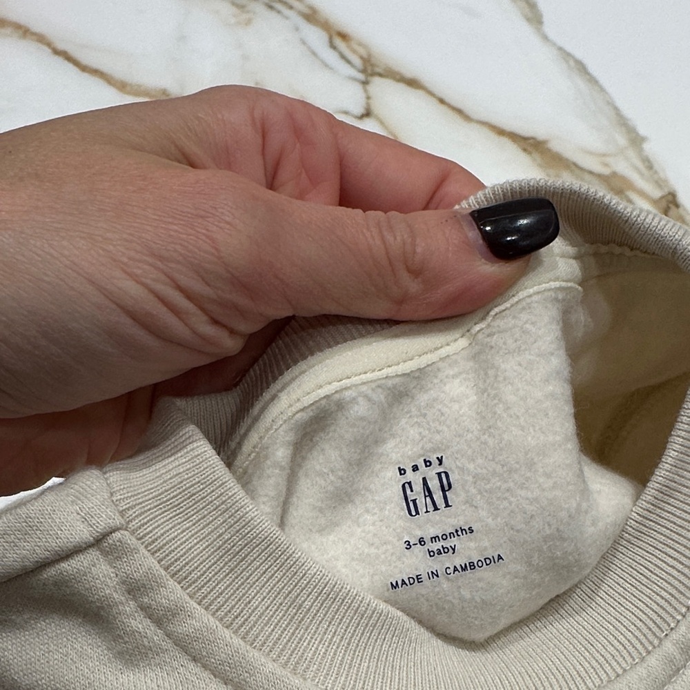 GAP Kids Cream Bear Heart Sweatshirt - Picture 5 of 5
